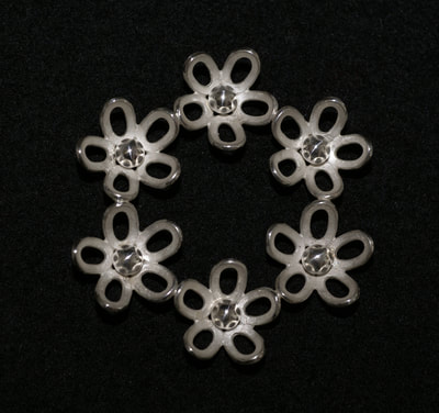 Silver daisy circle brooch.